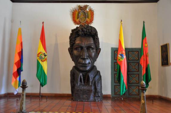 Simon Bolivar entre todas as bandeiras da história da Bolívia, na Casa de La Libertad, em Sucre - Bolívia